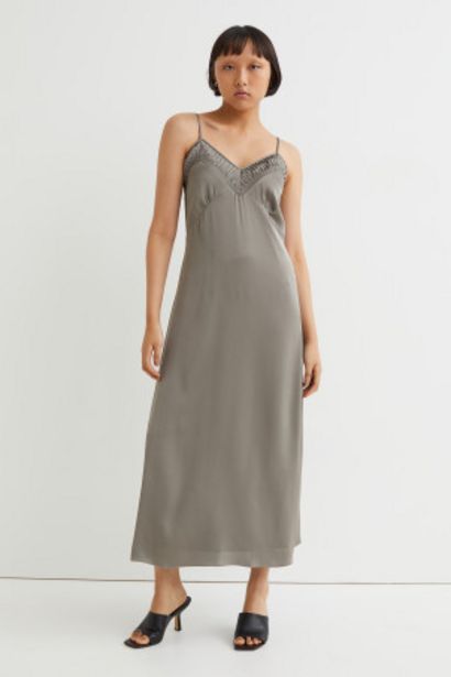 Saténové šaty v akcii za 15,99€ v H&M