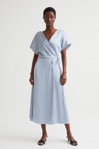 Saténové zavinovacie šaty v akcii za 49,99€ v H&M