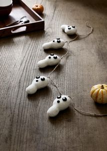 Ghosts Halloween garland v akcii za 19,99€ v Mango